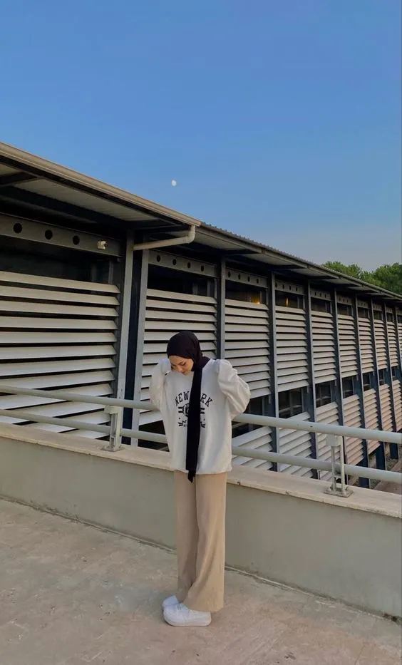 Kumpulan Gaya Foto Berdiri Hijab Terbagus dan Terlengkap 8 Gaya Foto Berdiri Hijab