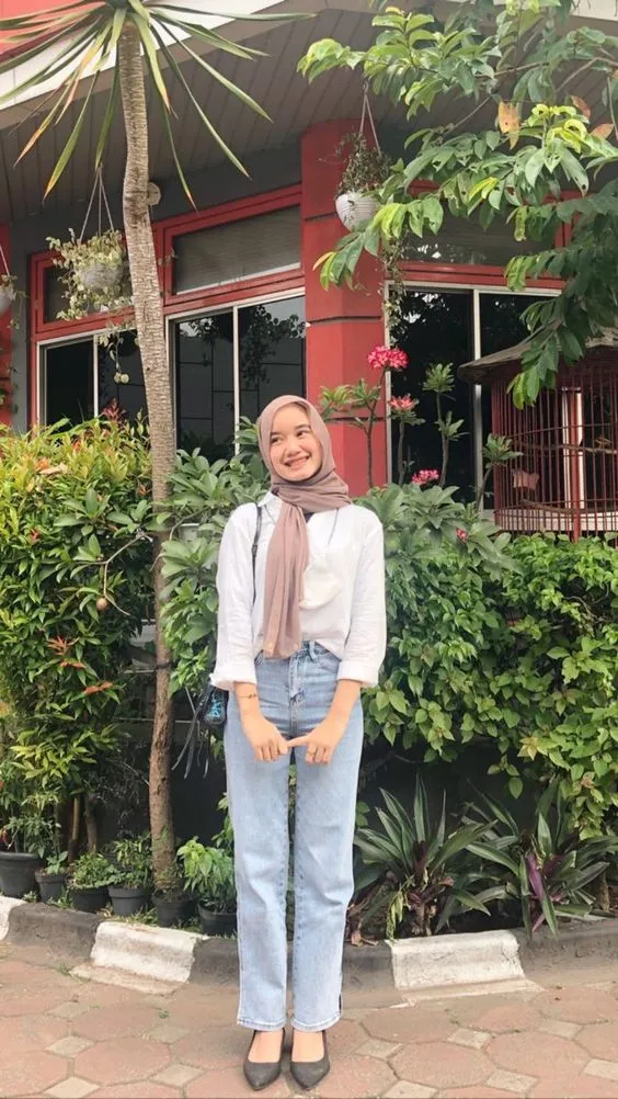 Kumpulan Gaya Foto Berdiri Hijab Terbagus dan Terlengkap 7 Gaya Foto Berdiri Hijab