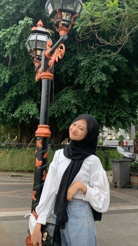 Kumpulan Gaya Foto Berdiri Hijab Terbagus dan Terlengkap 6 Gaya Foto Berdiri Hijab