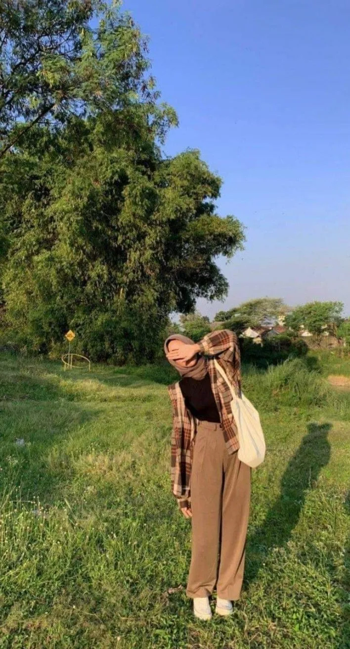 Kumpulan Gaya Foto Berdiri Hijab Terbagus dan Terlengkap 5 Gaya Foto Berdiri Hijab