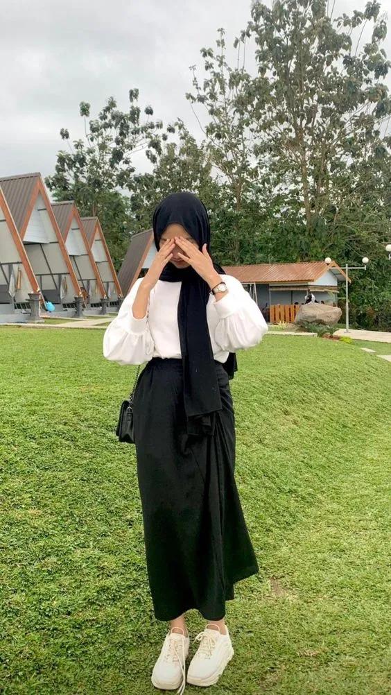 Kumpulan Gaya Foto Berdiri Hijab Terbagus dan Terlengkap 4 Gaya Foto Berdiri Hijab