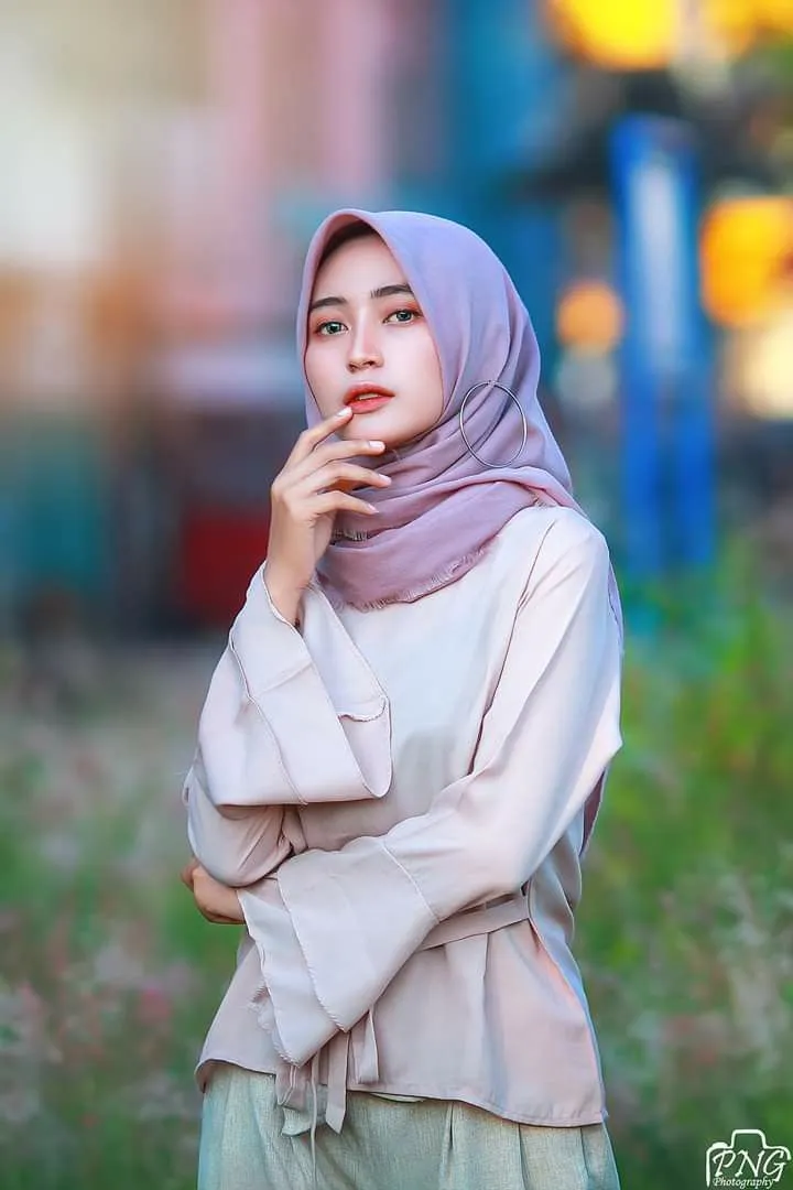 Kumpulan Gaya Foto Berdiri Hijab Terbagus dan Terlengkap 30 Gaya Foto Berdiri Hijab