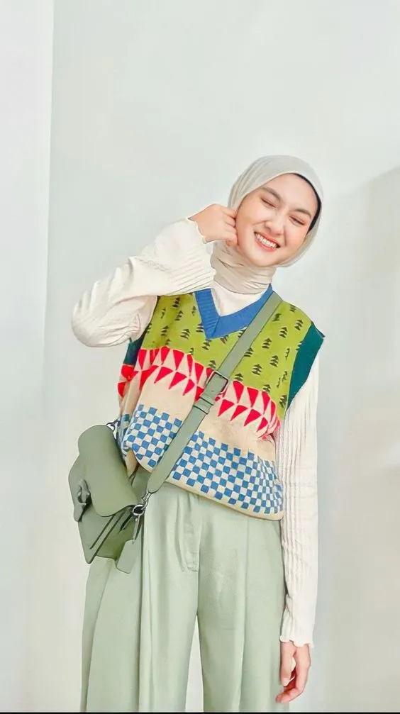 Kumpulan Gaya Foto Berdiri Hijab Terbagus dan Terlengkap 2 Gaya Foto Berdiri Hijab