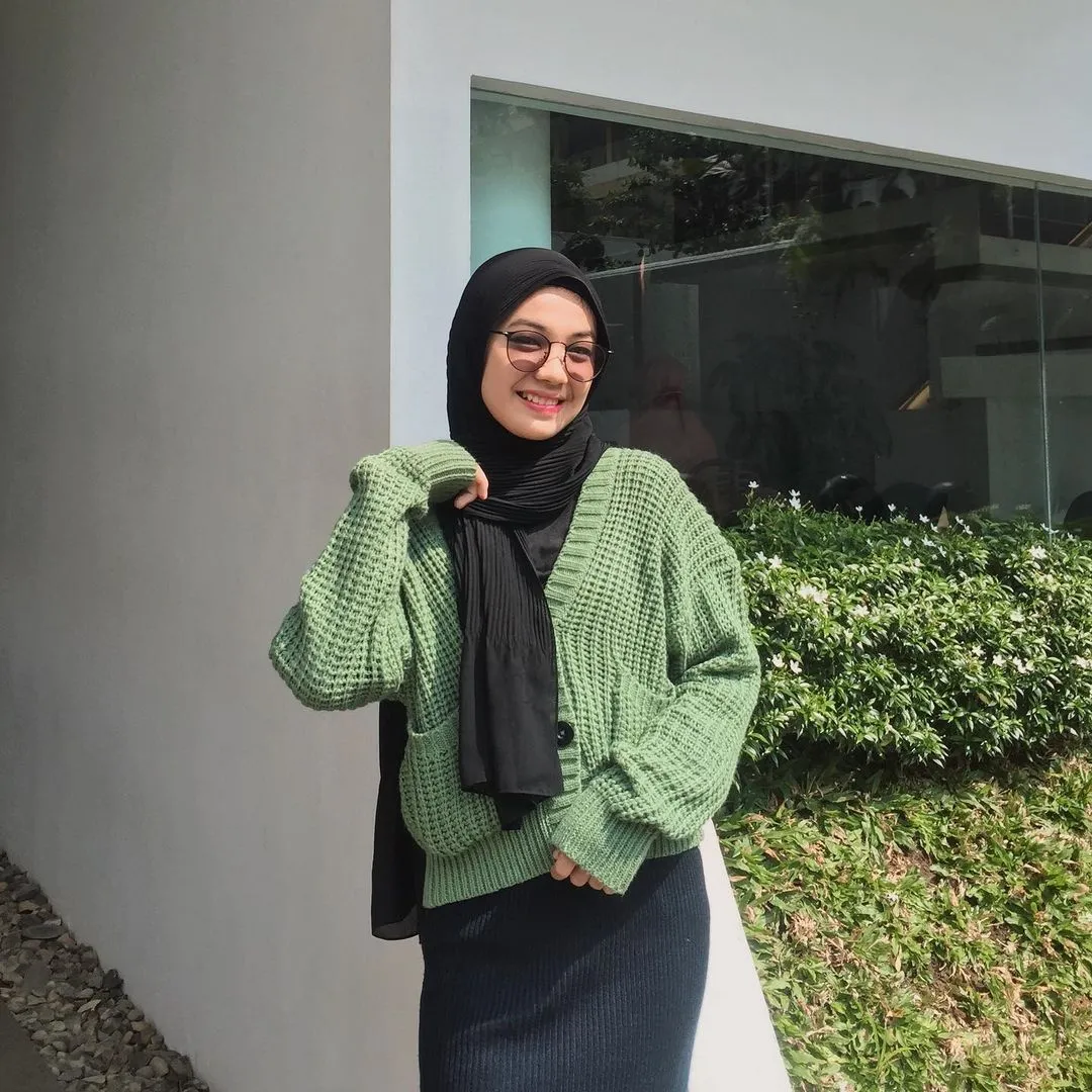 Kumpulan Gaya Foto Berdiri Hijab Terbagus dan Terlengkap 29 Gaya Foto Berdiri Hijab