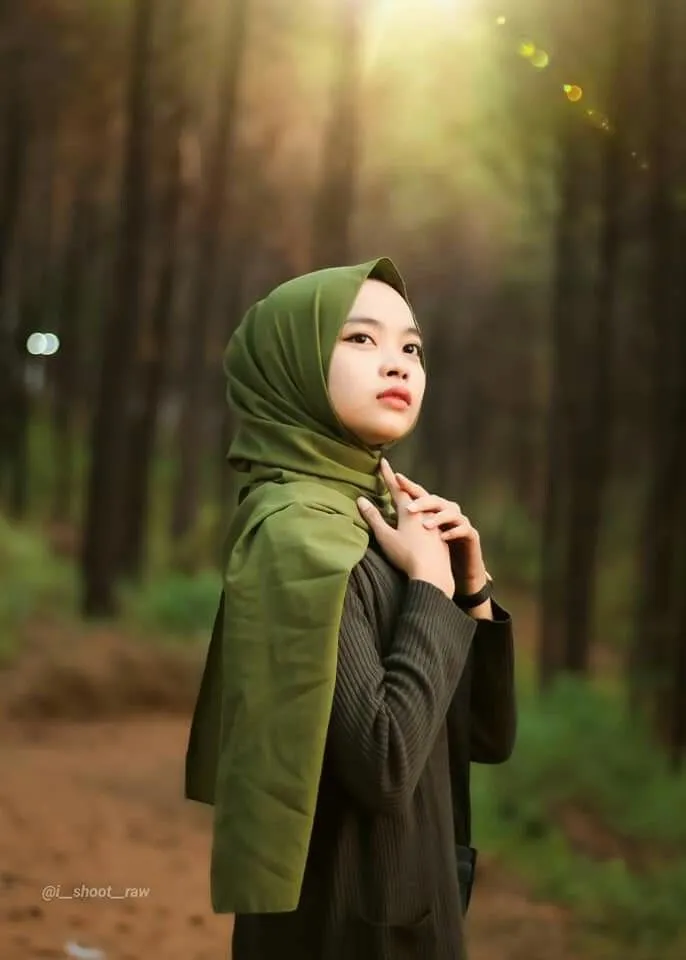 Kumpulan Gaya Foto Berdiri Hijab Terbagus dan Terlengkap 28 Gaya Foto Berdiri Hijab