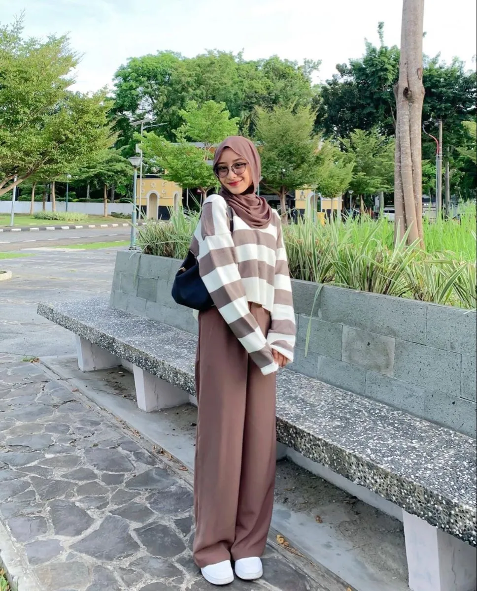 Kumpulan Gaya Foto Berdiri Hijab Terbagus dan Terlengkap 27 Gaya Foto Berdiri Hijab