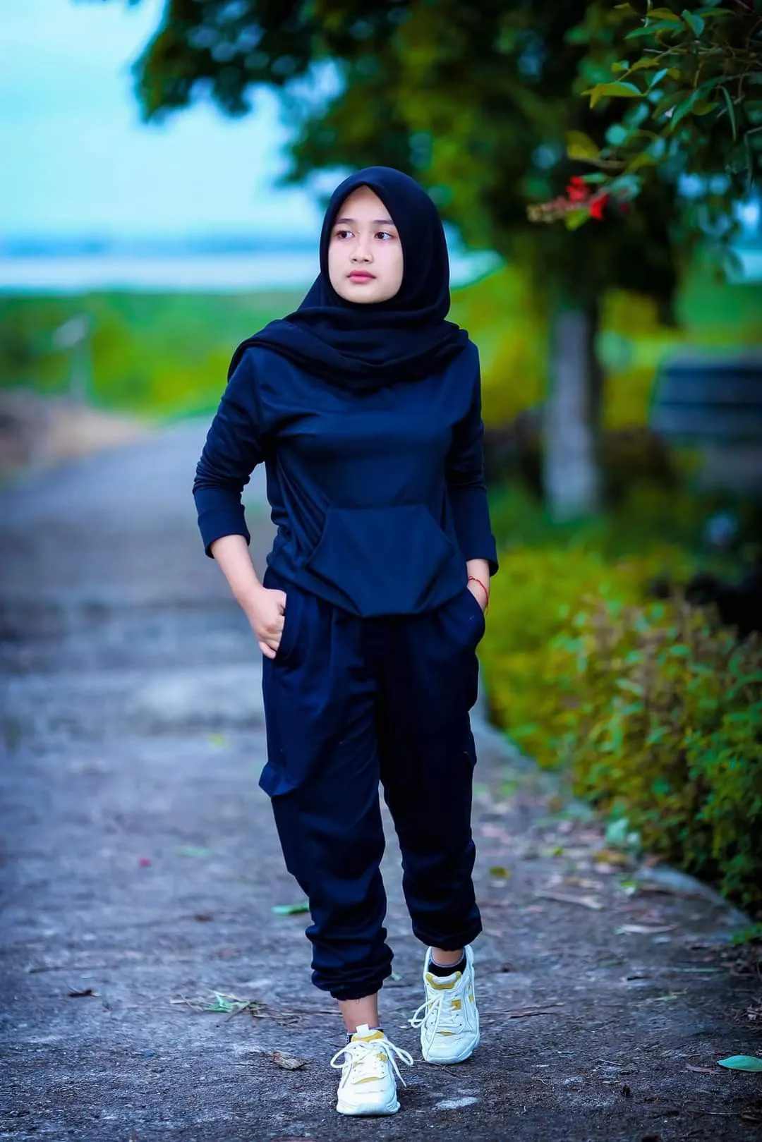 Kumpulan Gaya Foto Berdiri Hijab Terbagus dan Terlengkap 26 Gaya Foto Berdiri Hijab