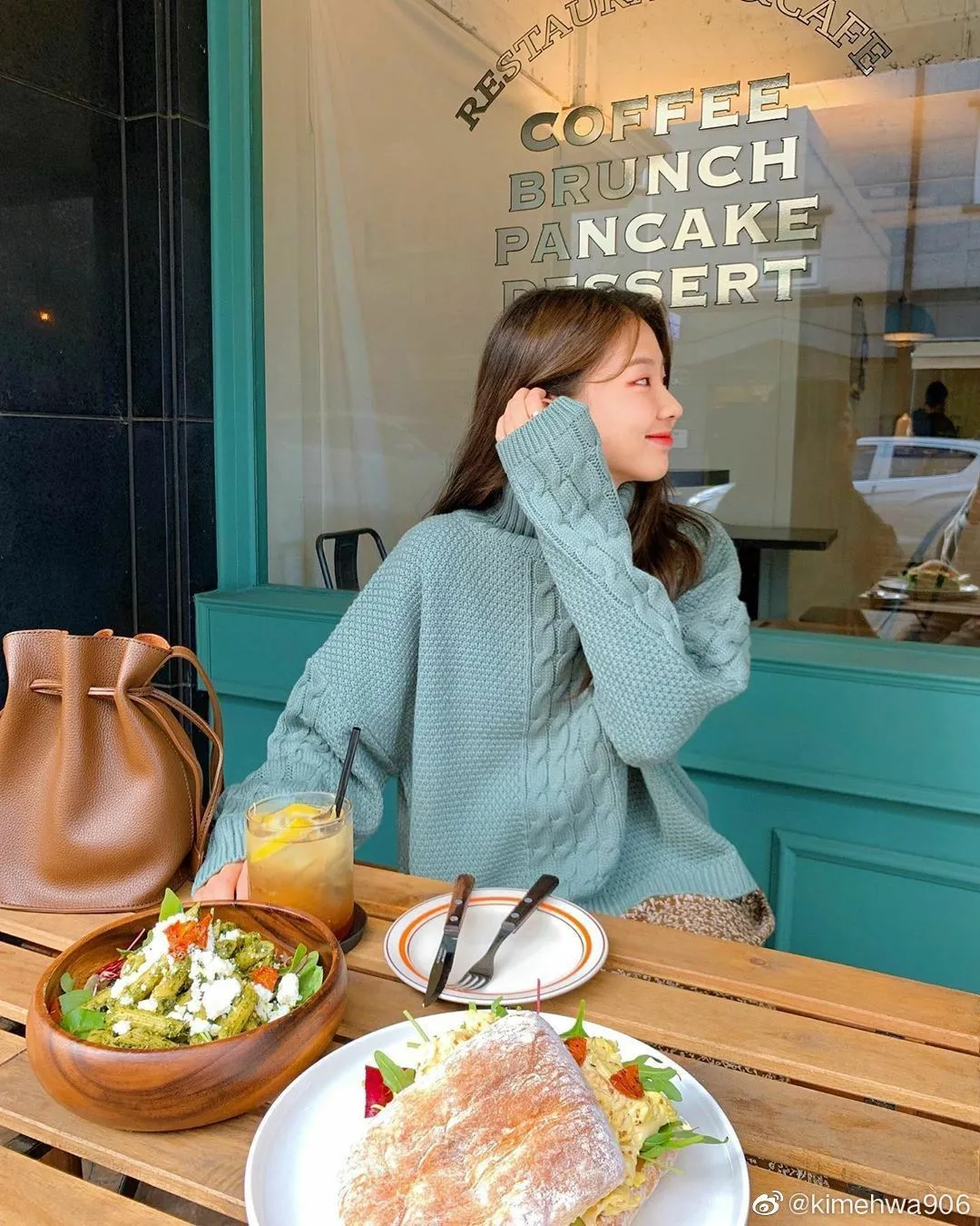 Kumpulan Gaya Foto di Cafe Keren Terbagus dan Terlengkap 31 Gaya Foto di Cafe