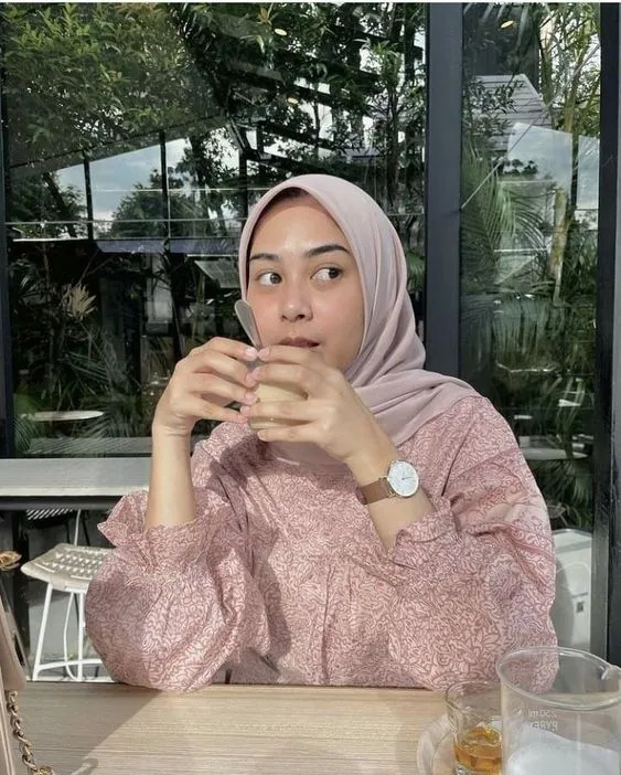 Kumpulan Gaya Foto di Cafe Keren Terbagus dan Terlengkap 22 Gaya Foto di Cafe