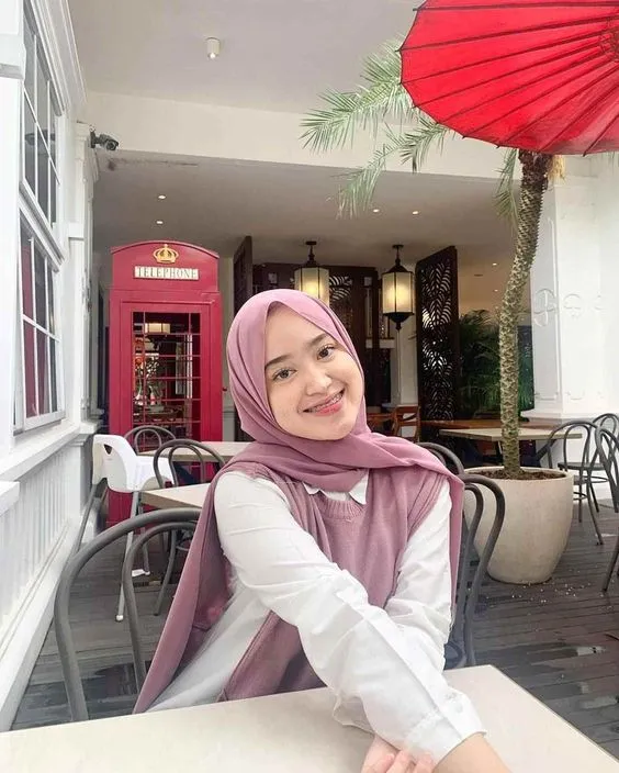 Kumpulan Gaya Foto di Cafe Keren Terbagus dan Terlengkap 21 Gaya Foto di Cafe