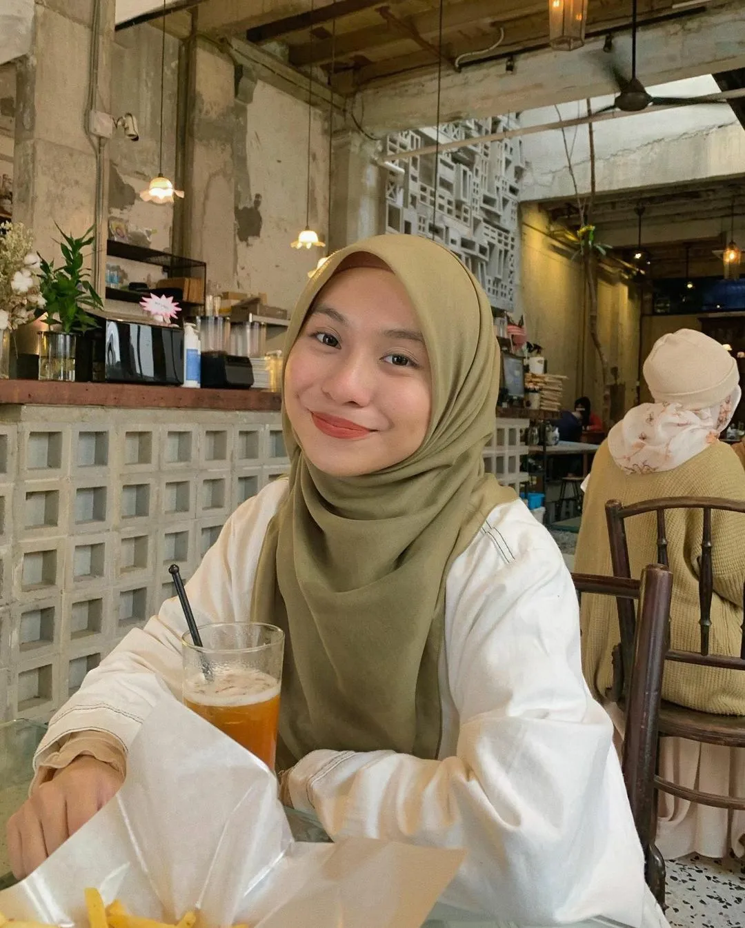 Kumpulan Gaya Foto di Cafe Keren Terbagus dan Terlengkap 20 Gaya Foto di Cafe