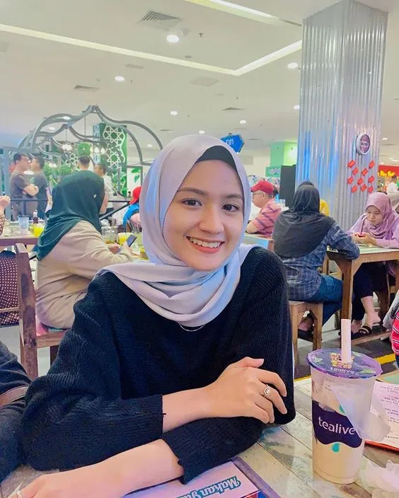 Kumpulan Gaya Foto di Cafe Keren Terbagus dan Terlengkap 19 Gaya Foto di Cafe