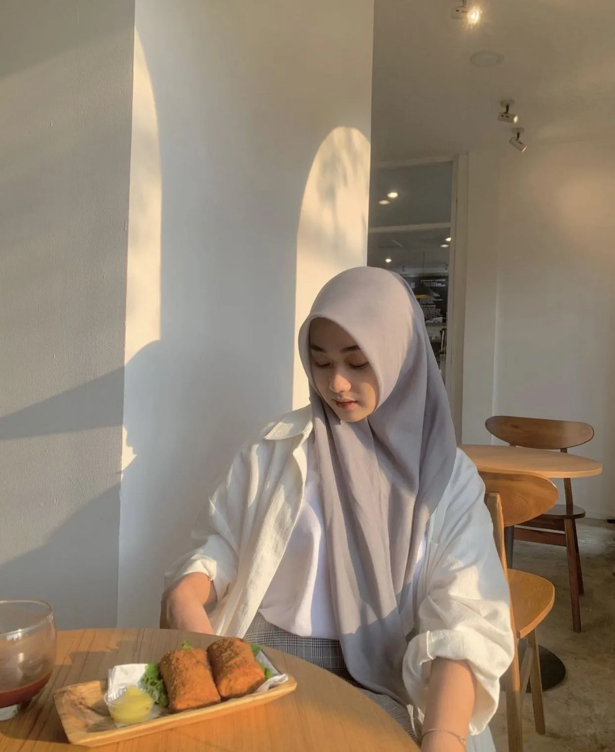 Kumpulan Gaya Foto di Cafe Keren Terbagus dan Terlengkap 18 Gaya Foto di Cafe