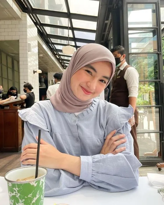 Kumpulan Gaya Foto di Cafe Keren Terbagus dan Terlengkap 17 Gaya Foto di Cafe