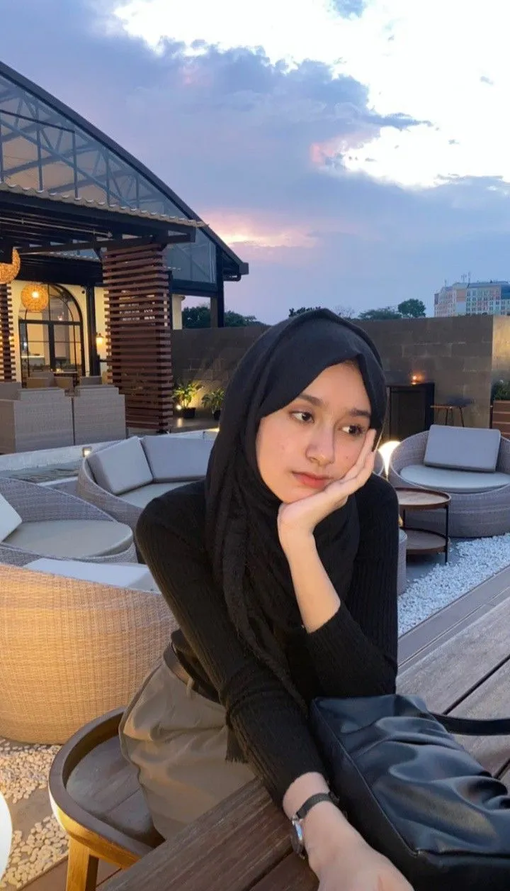 Kumpulan Gaya Foto di Cafe Keren Terbagus dan Terlengkap 16 Gaya Foto di Cafe