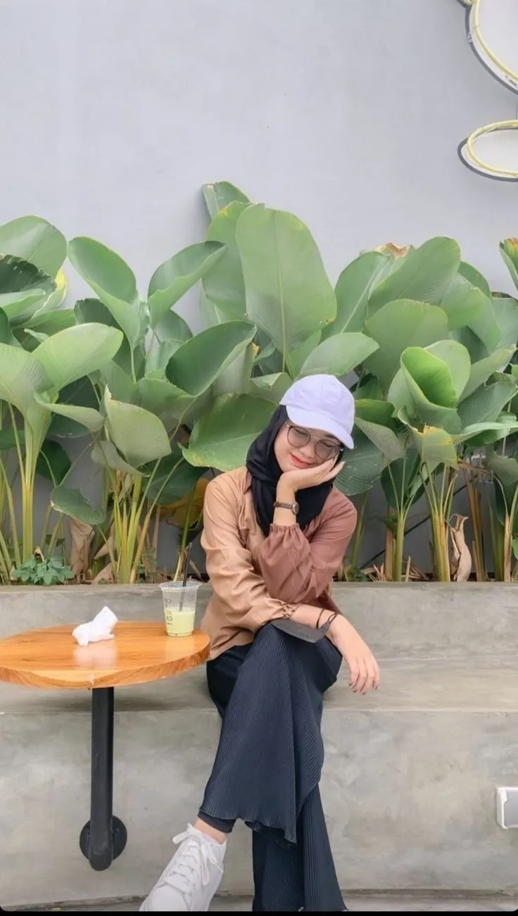 Kumpulan Gaya Foto di Cafe Keren Terbagus dan Terlengkap 15 Gaya Foto di Cafe