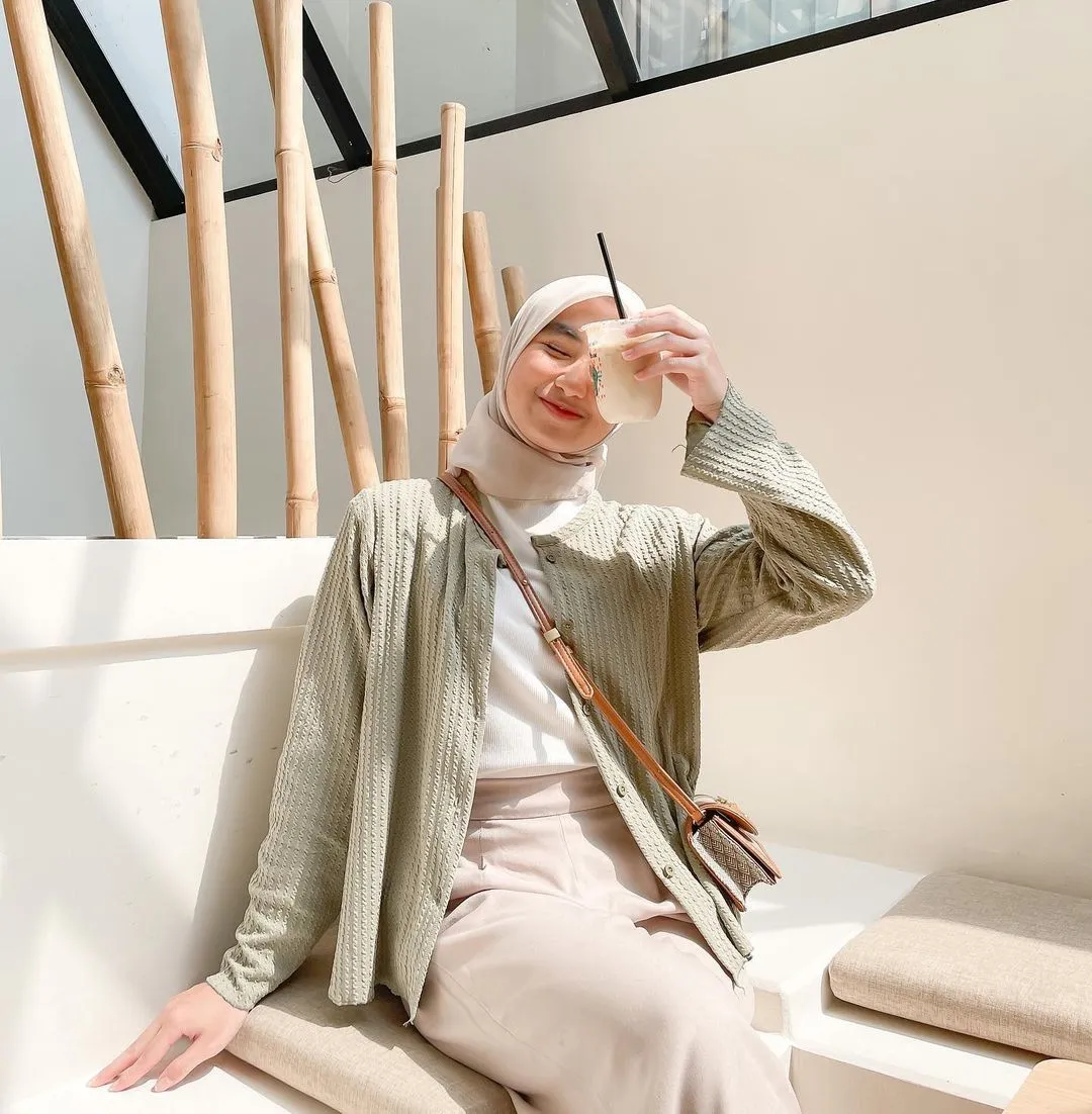 Kumpulan Gaya Foto di Cafe Keren Terbagus dan Terlengkap 14 Gaya Foto di Cafe