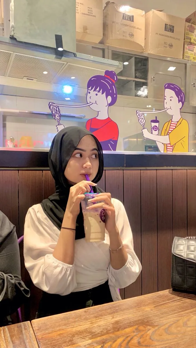 Kumpulan Gaya Foto di Cafe Keren Terbagus dan Terlengkap 13 Gaya Foto di Cafe