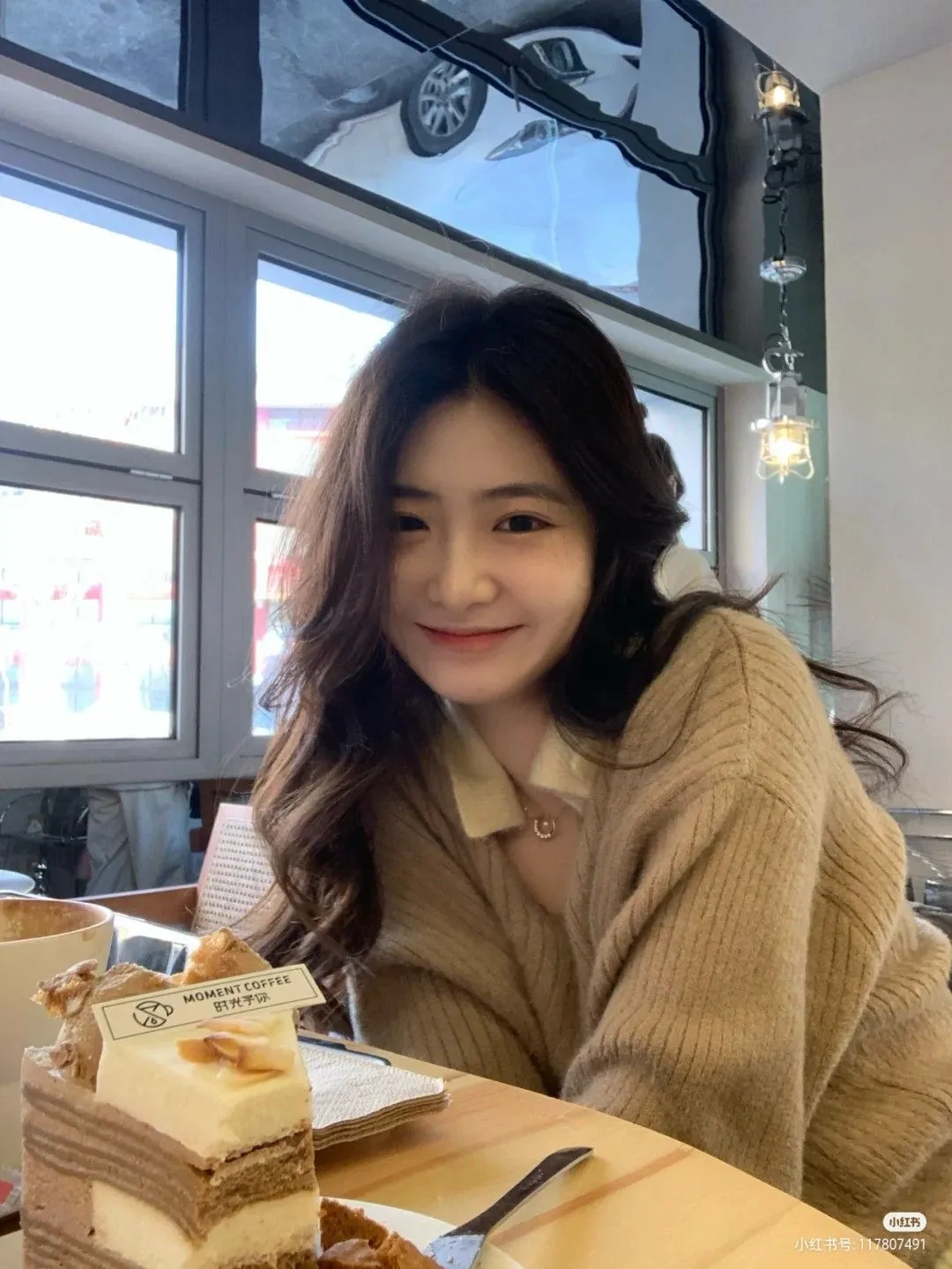 Kumpulan Gaya Foto di Cafe Keren Terbagus dan Terlengkap 30 Gaya Foto di Cafe