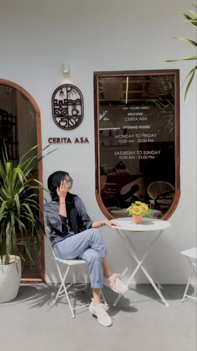 Kumpulan Gaya Foto di Cafe Keren Terbagus dan Terlengkap 12 Gaya Foto di Cafe