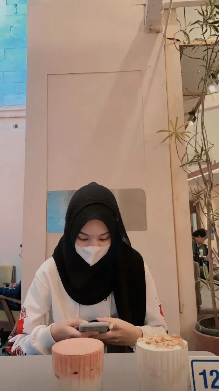 Kumpulan Gaya Foto di Cafe Keren Terbagus dan Terlengkap 11 Gaya Foto di Cafe