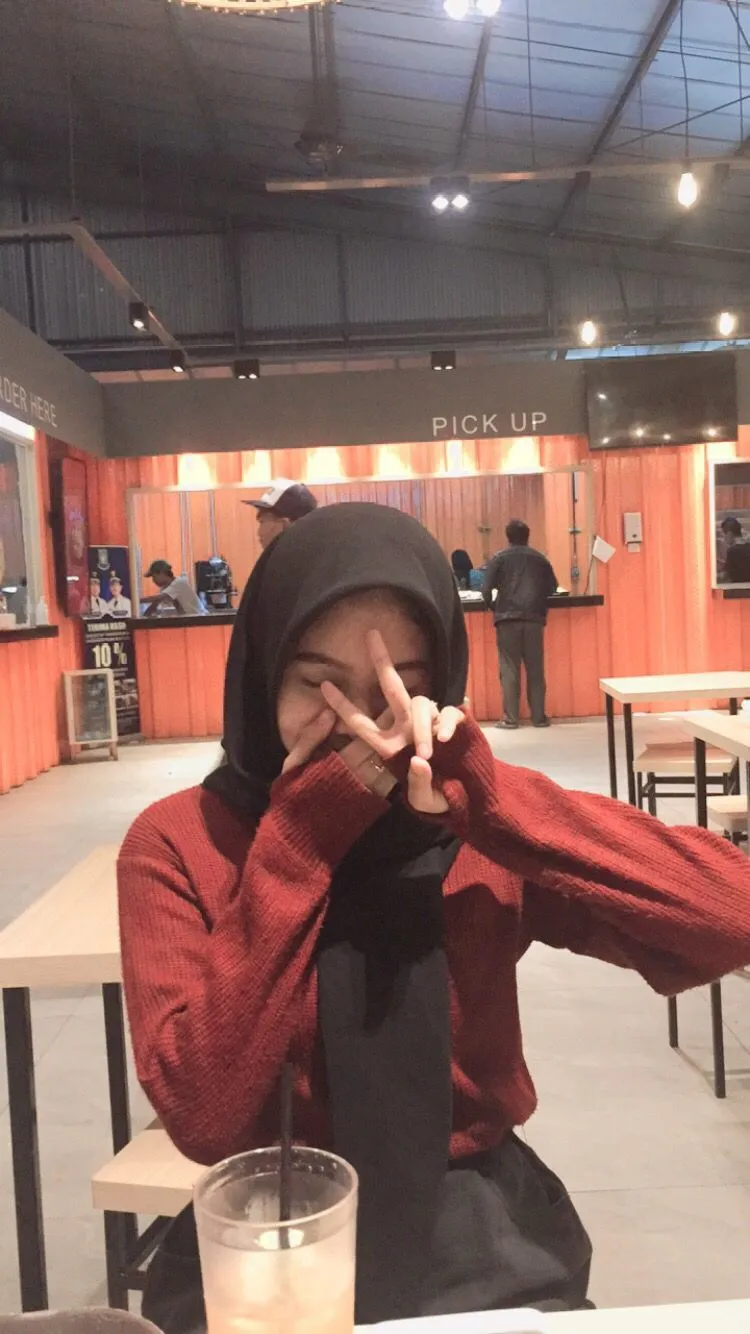 Kumpulan Gaya Foto di Cafe Keren Terbagus dan Terlengkap 10 Gaya Foto di Cafe