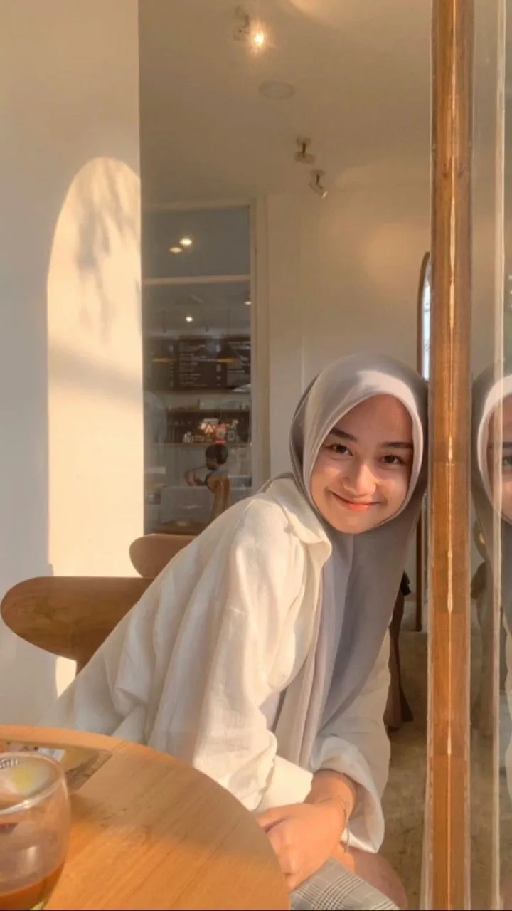 Kumpulan Gaya Foto di Cafe Keren Terbagus dan Terlengkap 9 Gaya Foto di Cafe