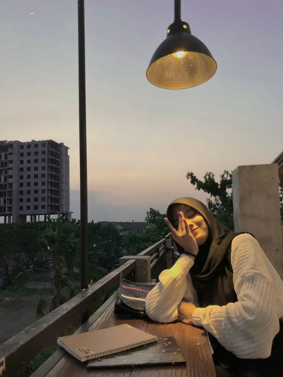 Kumpulan Gaya Foto di Cafe Keren Terbagus dan Terlengkap 8 Gaya Foto di Cafe