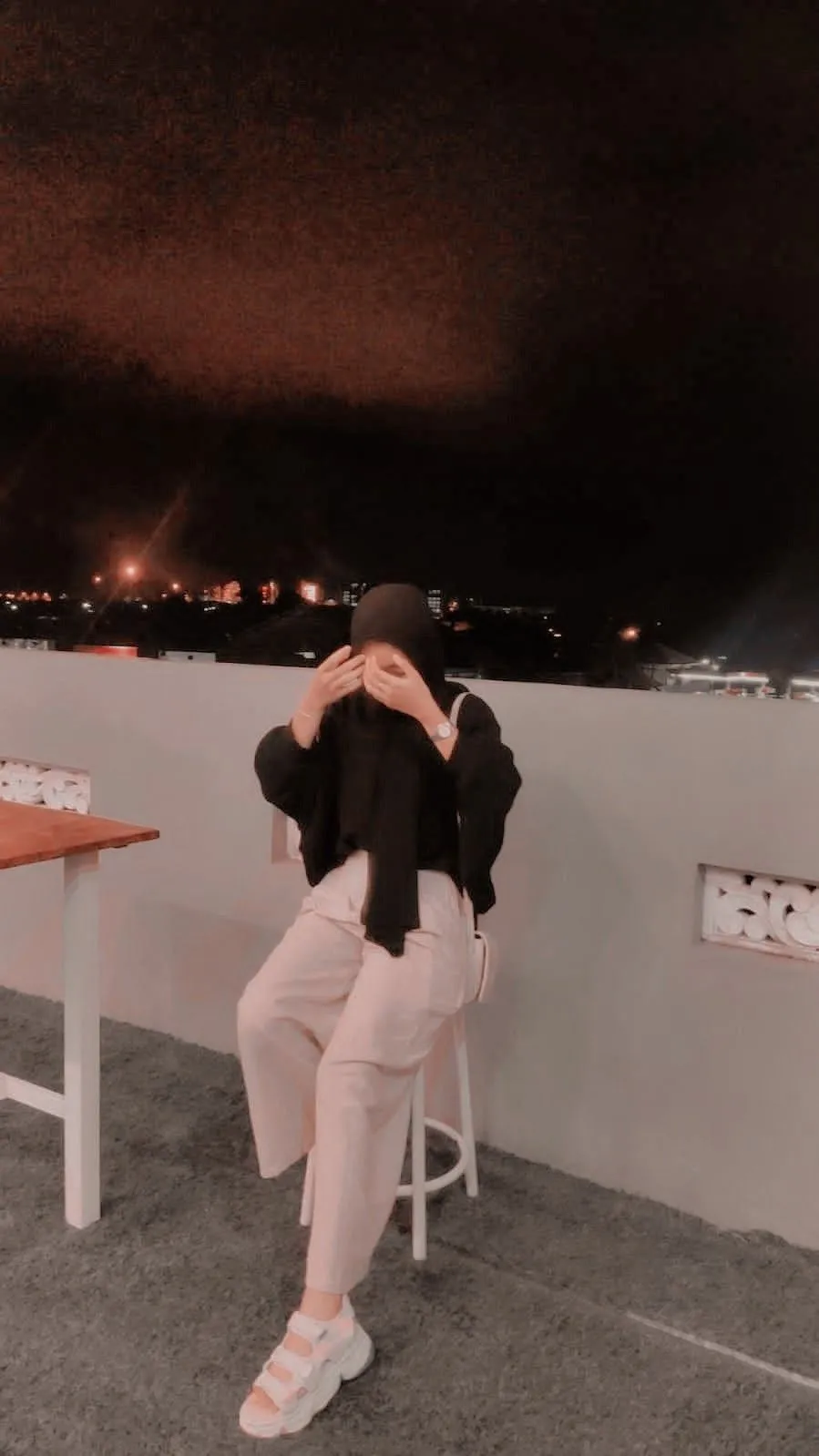 Kumpulan Gaya Foto di Cafe Keren Terbagus dan Terlengkap 7 Gaya Foto di Cafe