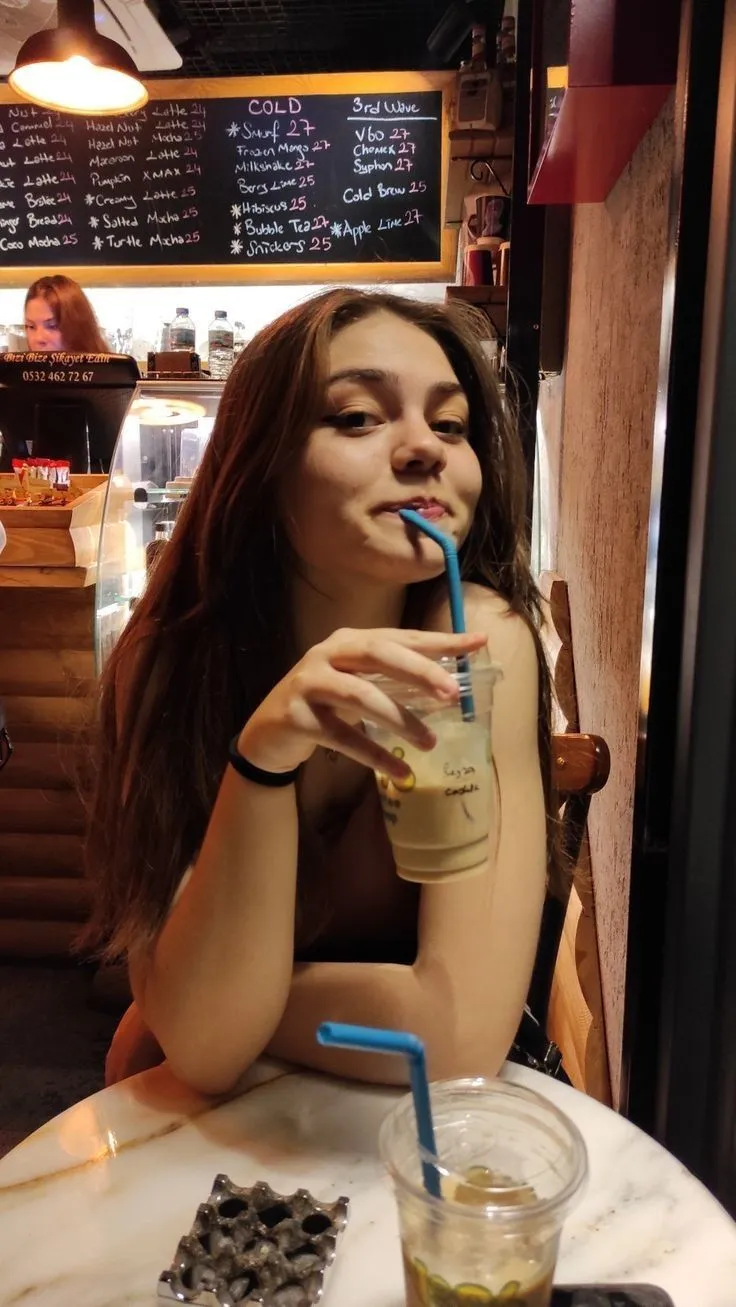 Kumpulan Gaya Foto di Cafe Keren Terbagus dan Terlengkap 6 Gaya Foto di Cafe