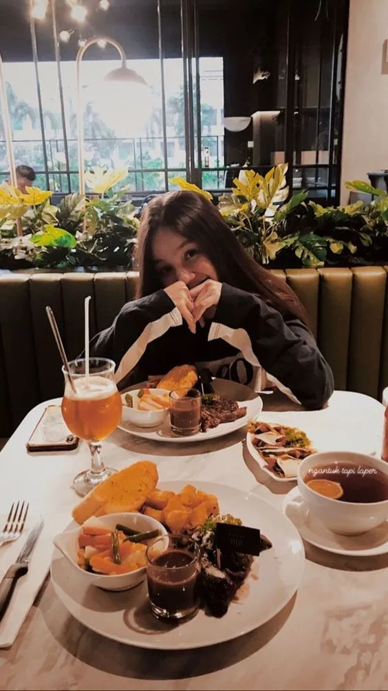 Kumpulan Gaya Foto di Cafe Keren Terbagus dan Terlengkap 5 Gaya Foto di Cafe