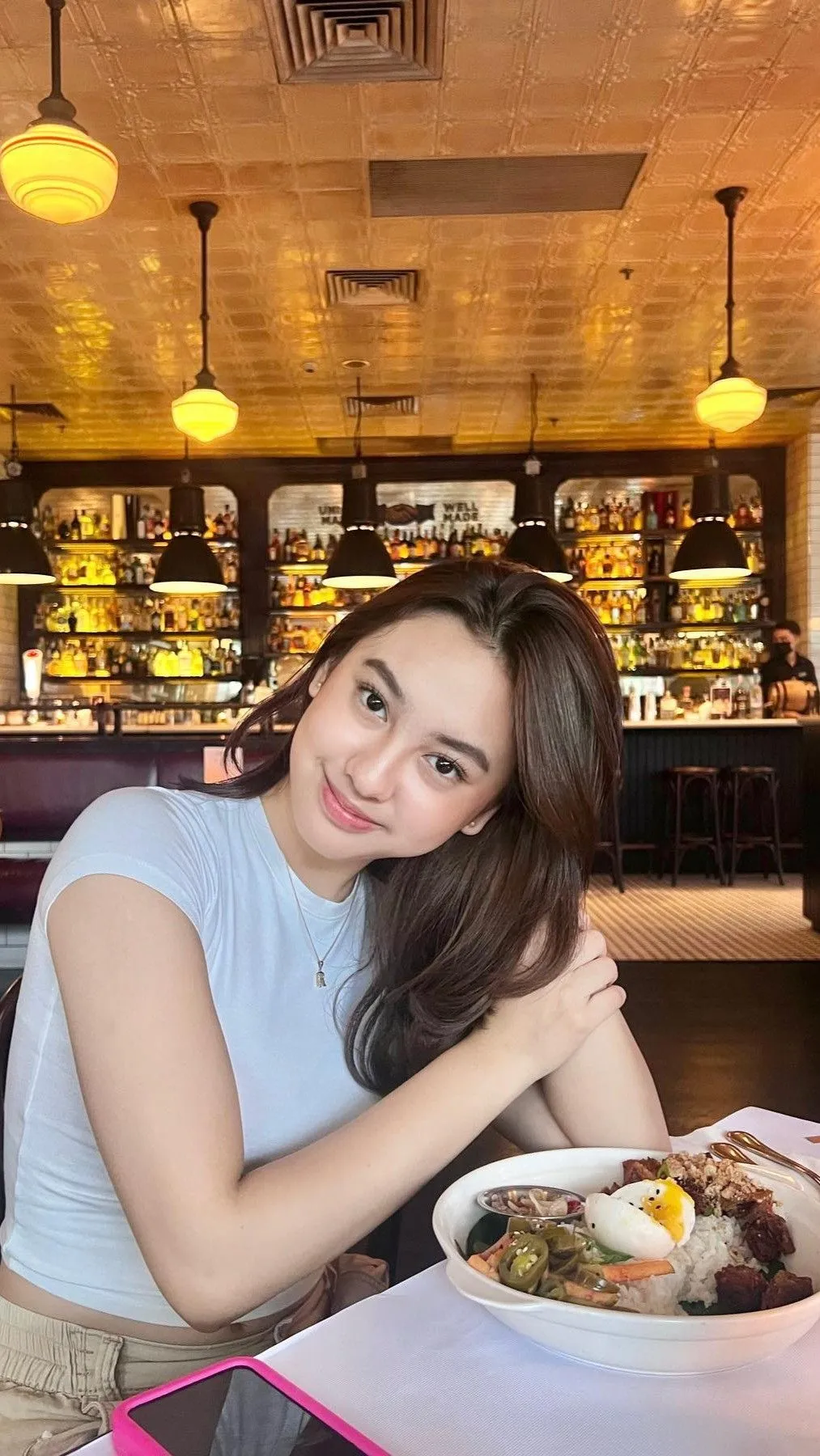 Kumpulan Gaya Foto di Cafe Keren Terbagus dan Terlengkap 4 Gaya Foto di Cafe