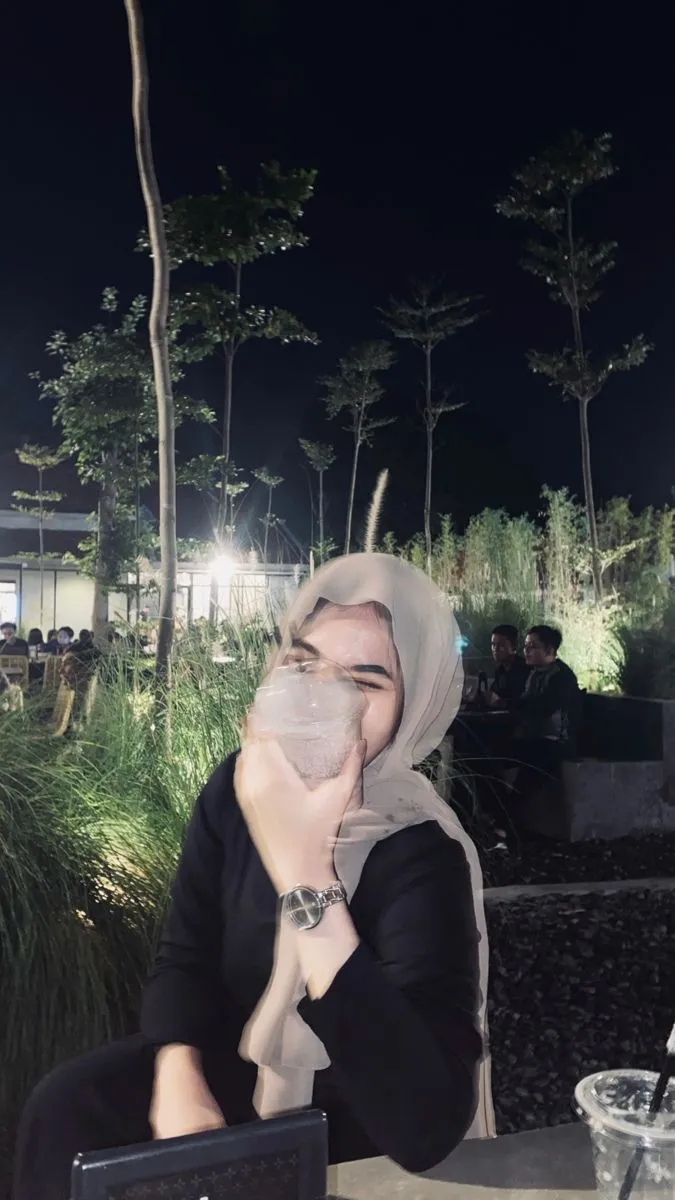 Kumpulan Gaya Foto di Cafe Keren Terbagus dan Terlengkap 2 Gaya Foto di Cafe