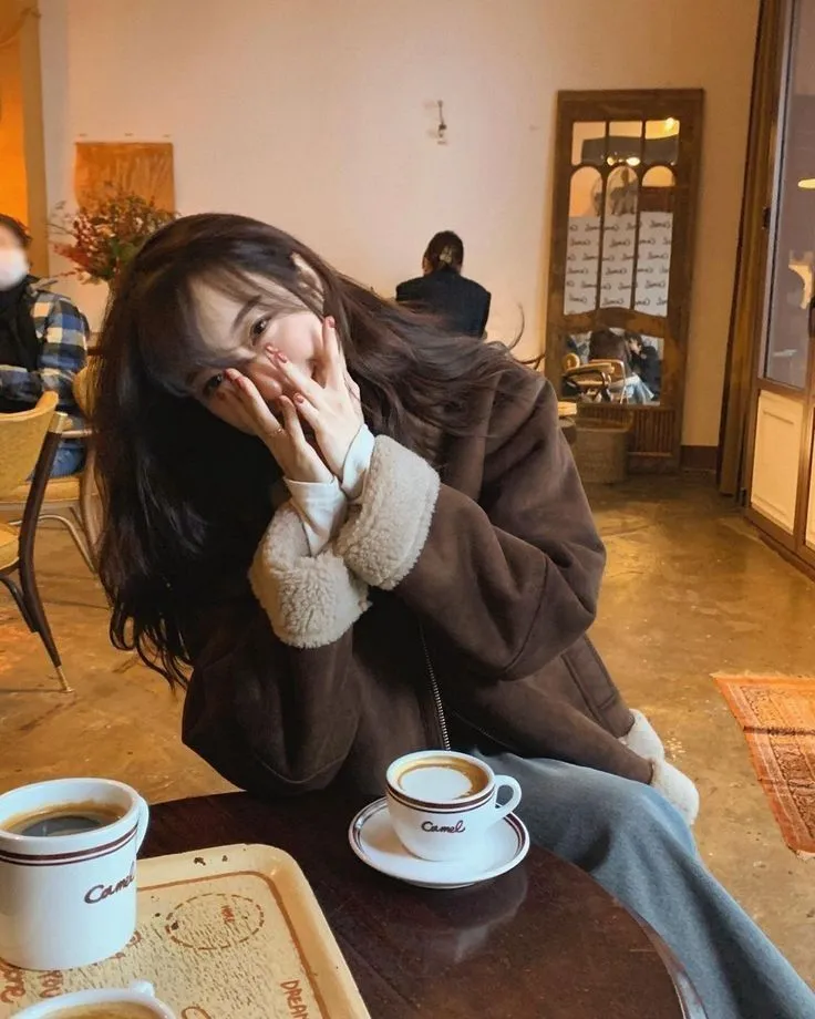 Kumpulan Gaya Foto di Cafe Keren Terbagus dan Terlengkap 28 Gaya Foto di Cafe