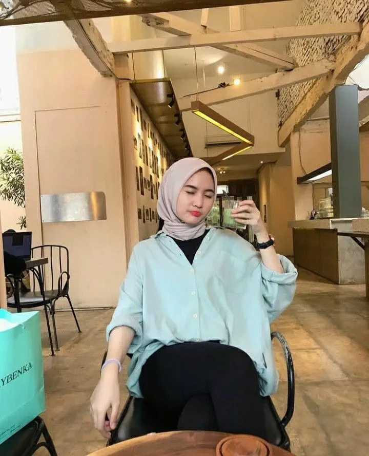 Kumpulan Gaya Foto di Cafe Keren Terbagus dan Terlengkap 27 Gaya Foto di Cafe