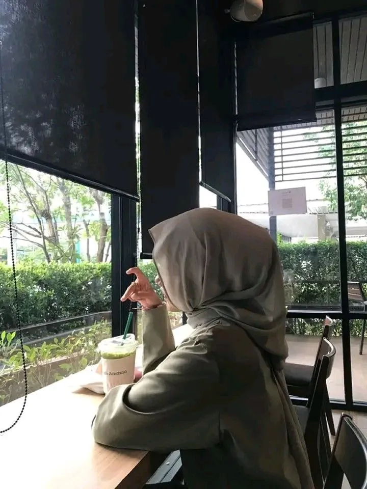Kumpulan Gaya Foto di Cafe Keren Terbagus dan Terlengkap 26 Gaya Foto di Cafe