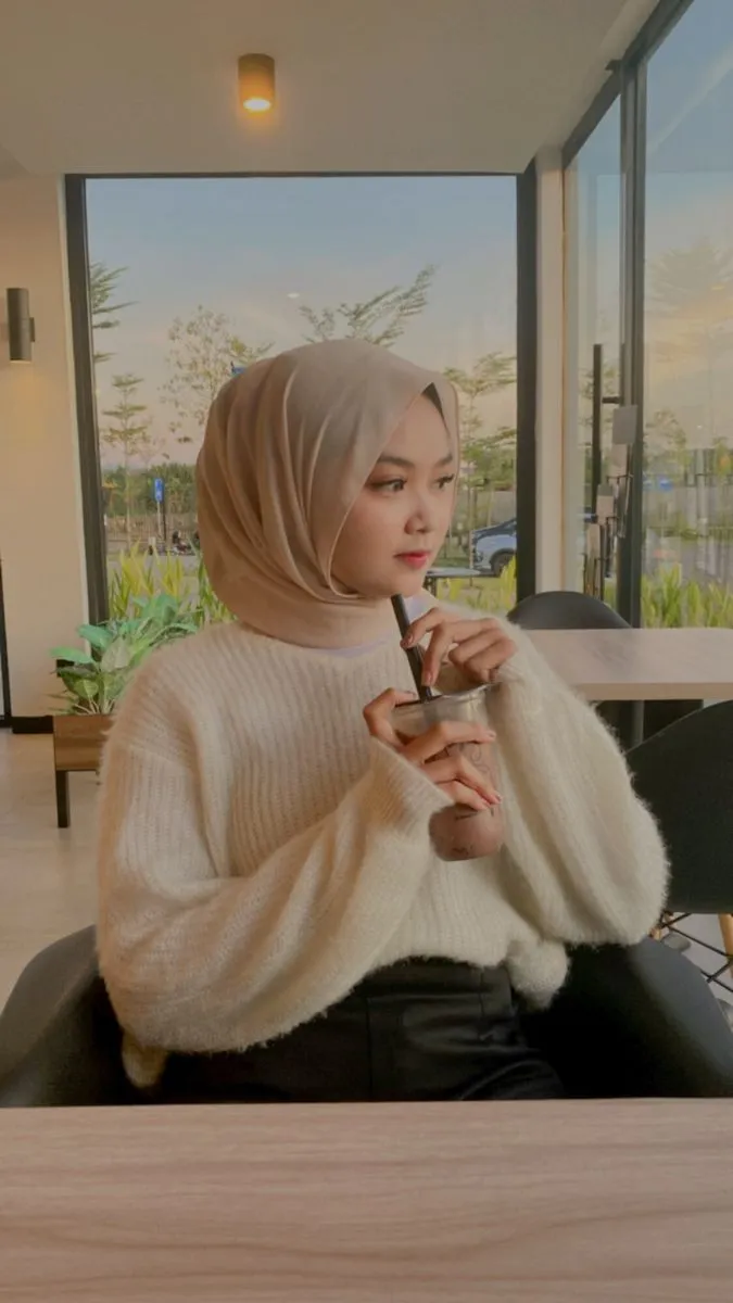 Kumpulan Gaya Foto di Cafe Keren Terbagus dan Terlengkap 25 Gaya Foto di Cafe