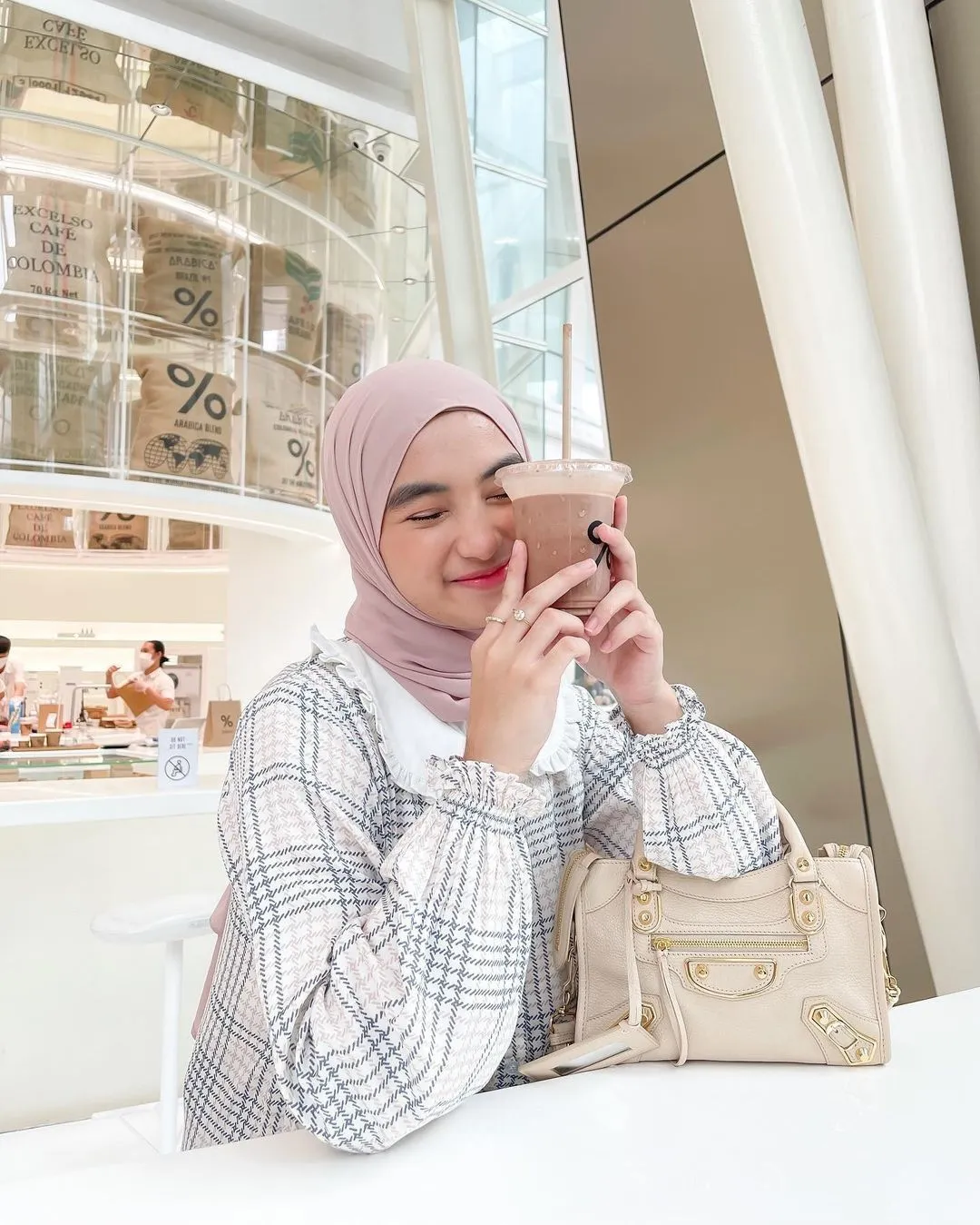 Kumpulan Gaya Foto di Cafe Keren Terbagus dan Terlengkap 23 Gaya Foto di Cafe