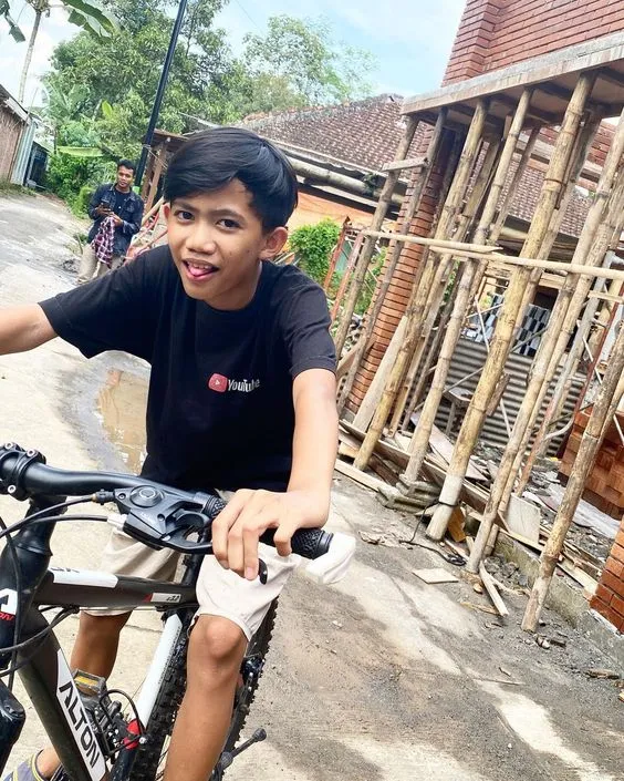 Kumpulan Foto Entul Garuda Wisnu Satria Muda Terbagus dan Terlengkap 13 Foto Entul Garuda Wisnu Satria Muda