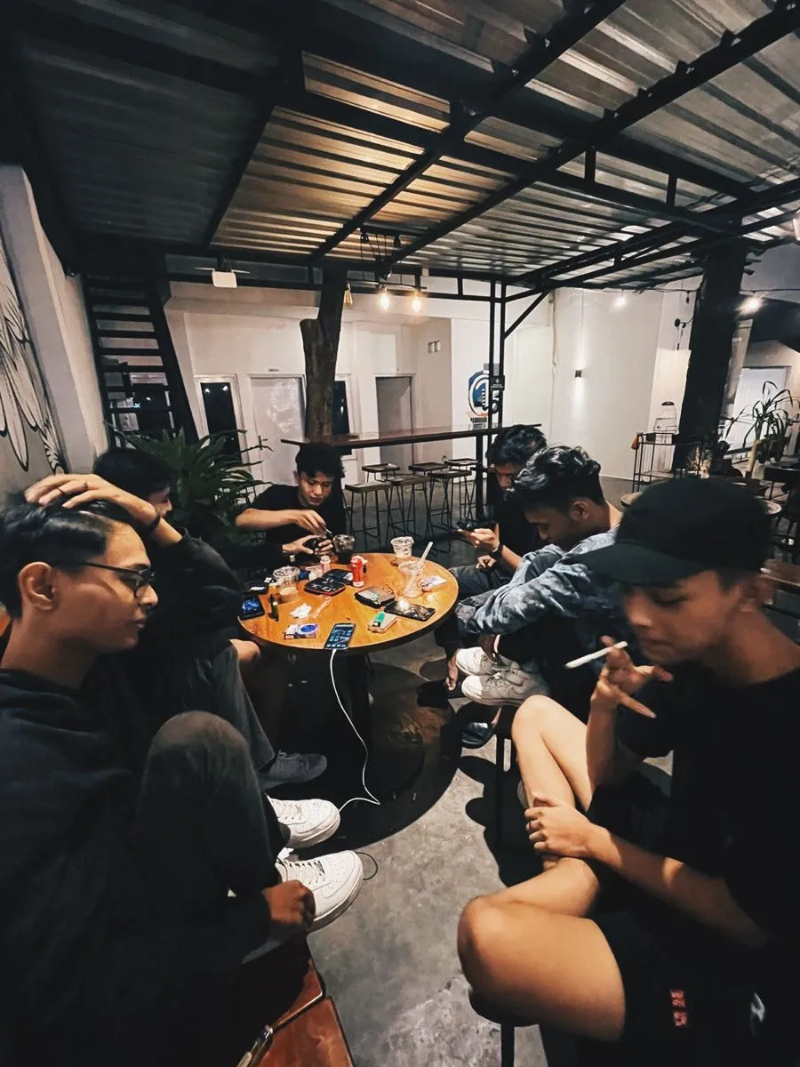 Kumpulan Foto Nongkrong Ngumpul Terbagus dan Terlengkap 28 Foto Nongkrong