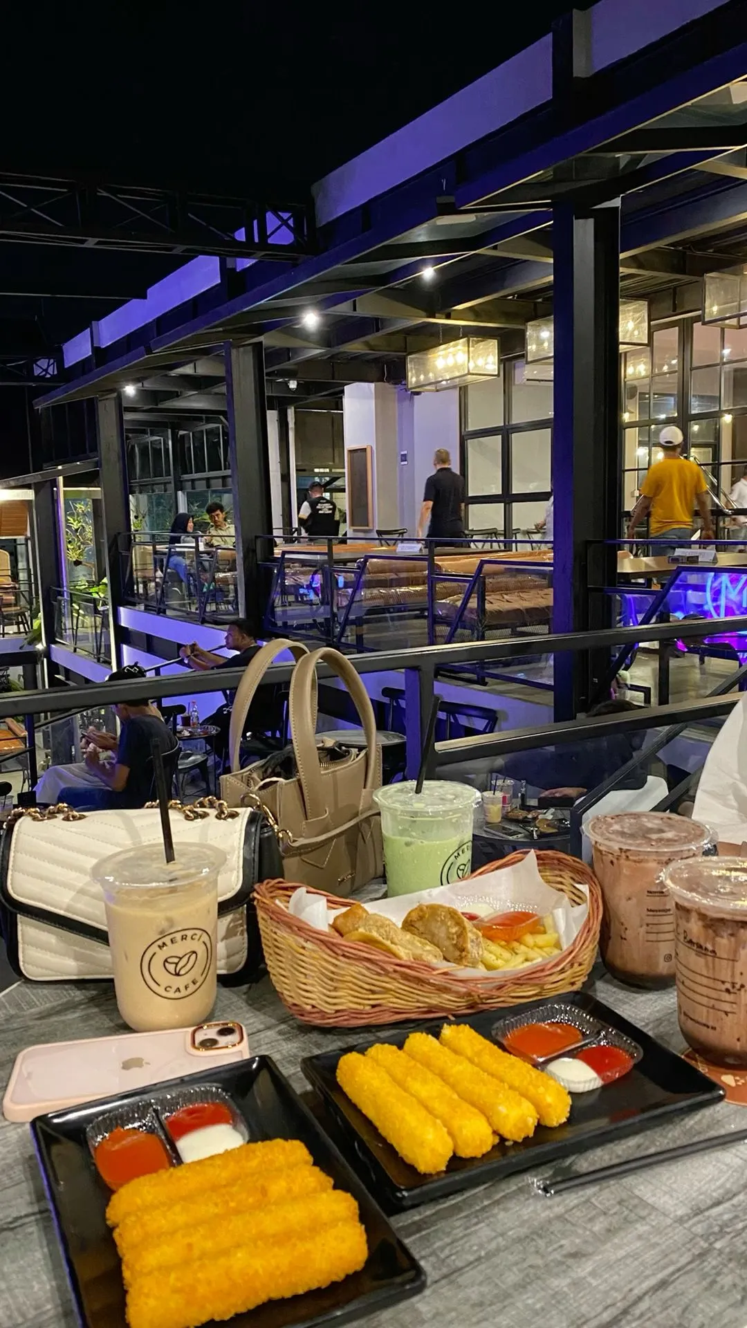 Kumpulan Foto Nongkrong di Cafe Paling Bagus dan Terlengkap 2 Foto Nongkrong di Cafe