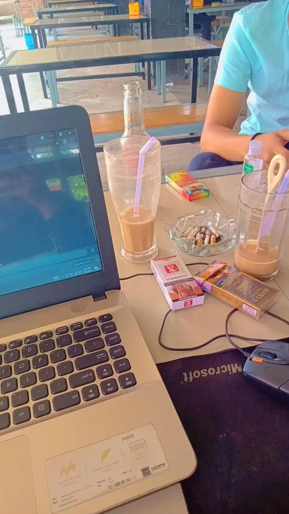 Kumpulan Foto Nongkrong di Cafe Paling Bagus dan Terlengkap 13 Foto Nongkrong di Cafe