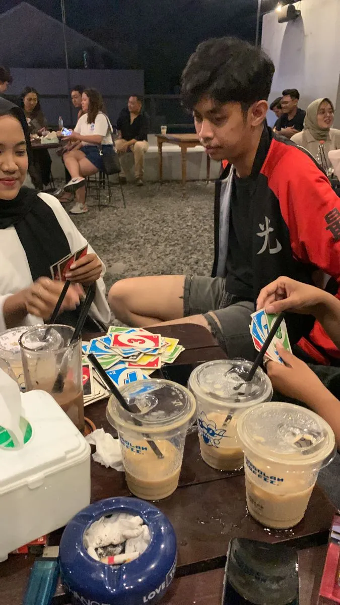 Kumpulan Foto Nongkrong di Cafe Paling Bagus dan Terlengkap 14 Foto Nongkrong di Cafe