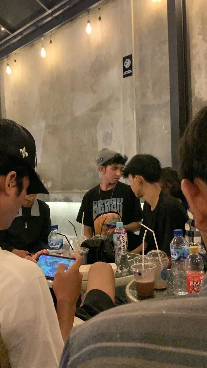 Kumpulan Foto Nongkrong di Cafe Paling Bagus dan Terlengkap 15 Foto Nongkrong di Cafe