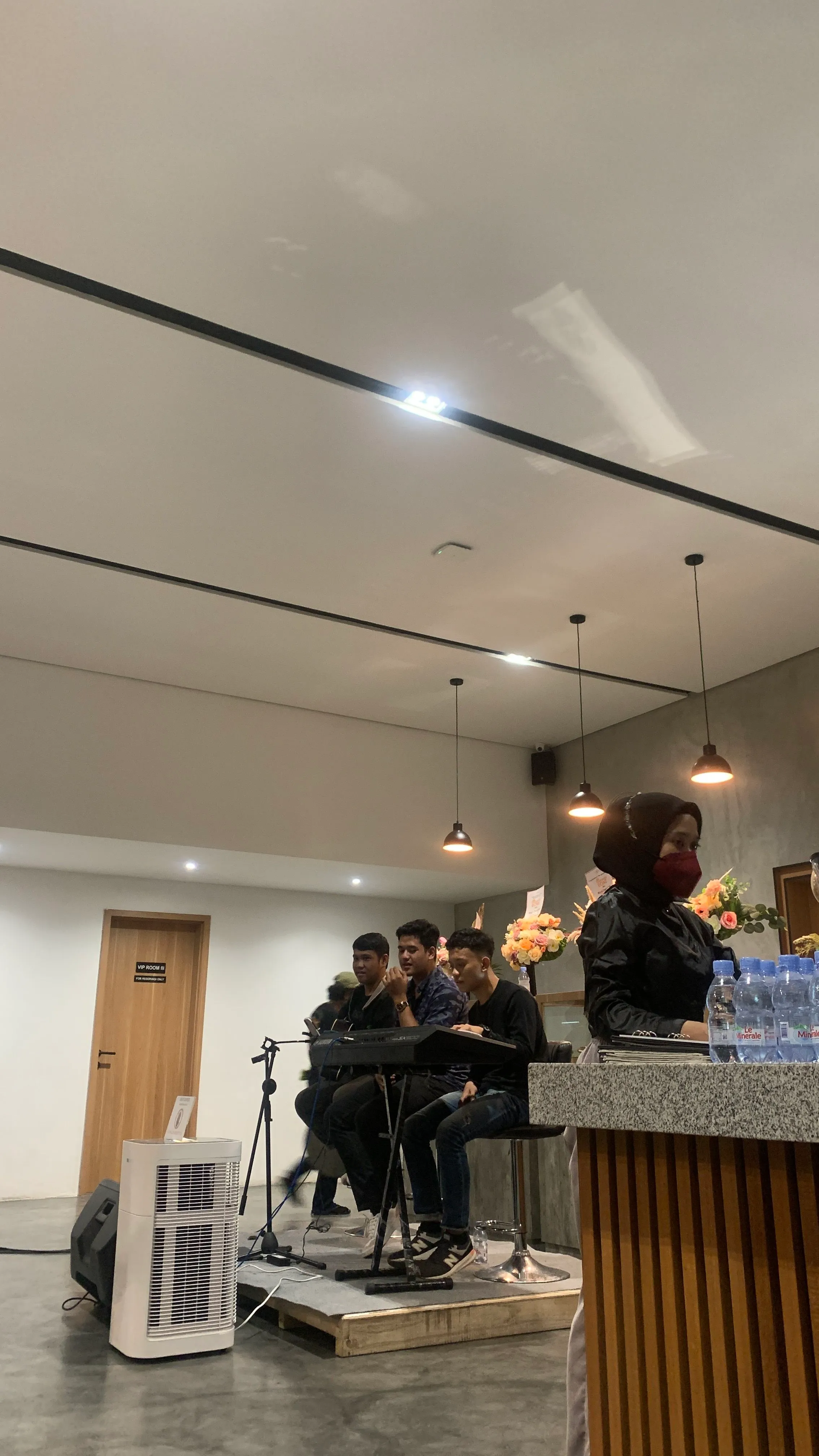 Kumpulan Foto Nongkrong di Cafe Paling Bagus dan Terlengkap 16 Foto Nongkrong di Cafe