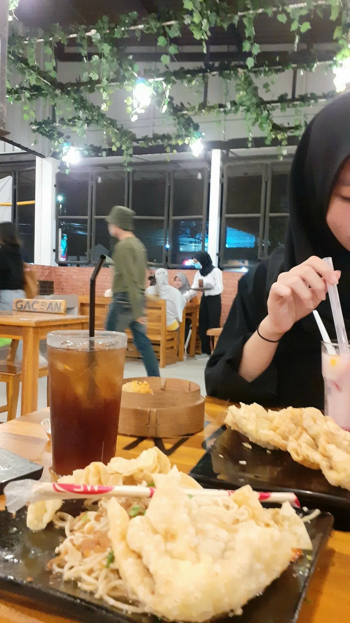 Kumpulan Foto Nongkrong di Cafe Paling Bagus dan Terlengkap 3 Foto Nongkrong di Cafe