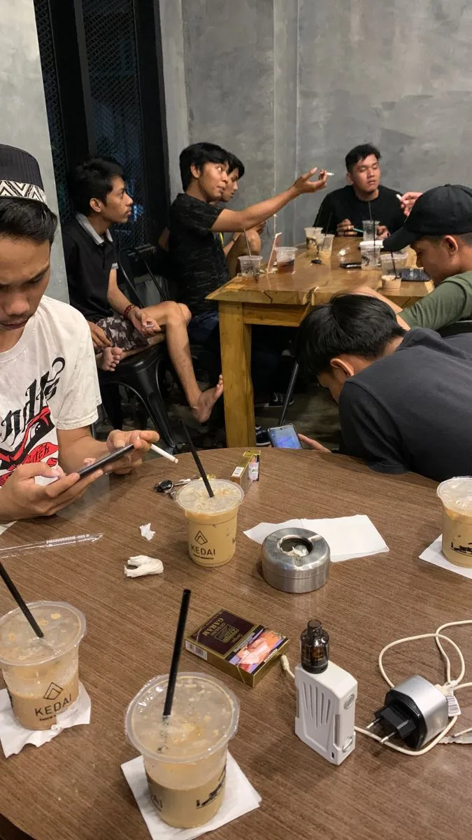 Kumpulan Foto Nongkrong di Cafe Paling Bagus dan Terlengkap 22 Foto Nongkrong di Cafe