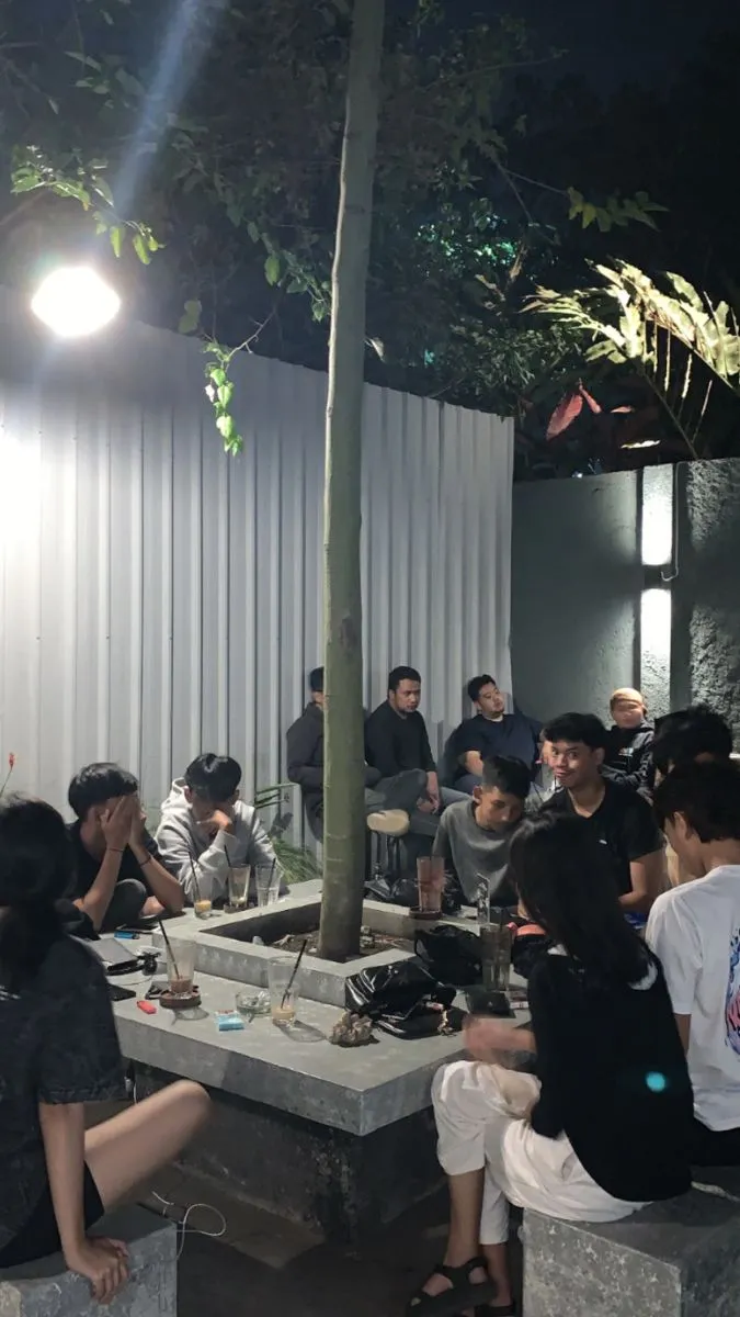 Kumpulan Foto Nongkrong di Cafe Paling Bagus dan Terlengkap 24 Foto Nongkrong di Cafe