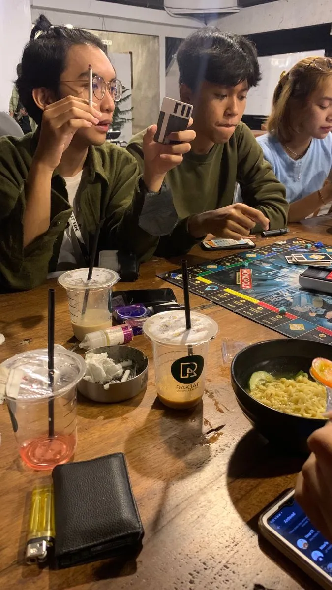 Kumpulan Foto Nongkrong di Cafe Paling Bagus dan Terlengkap 26 Foto Nongkrong di Cafe