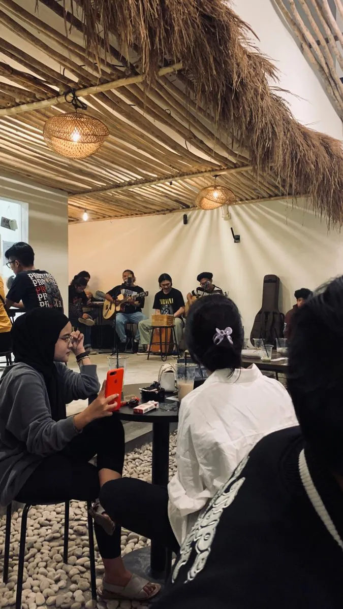 Kumpulan Foto Nongkrong di Cafe Paling Bagus dan Terlengkap 28 Foto Nongkrong di Cafe